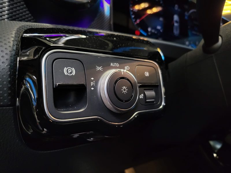 MERCEDES CLASSE A 180d 2.0 8G-DCT PROGRESSIVE LINE / TOIT OUVRANT + CARPLAY + KEYLESS /