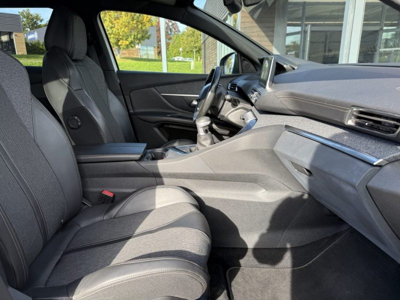 PEUGEOT 3008 1.2 PURETECH 130 GT LINE Apple Carplay / Caméra de recul / Attelage