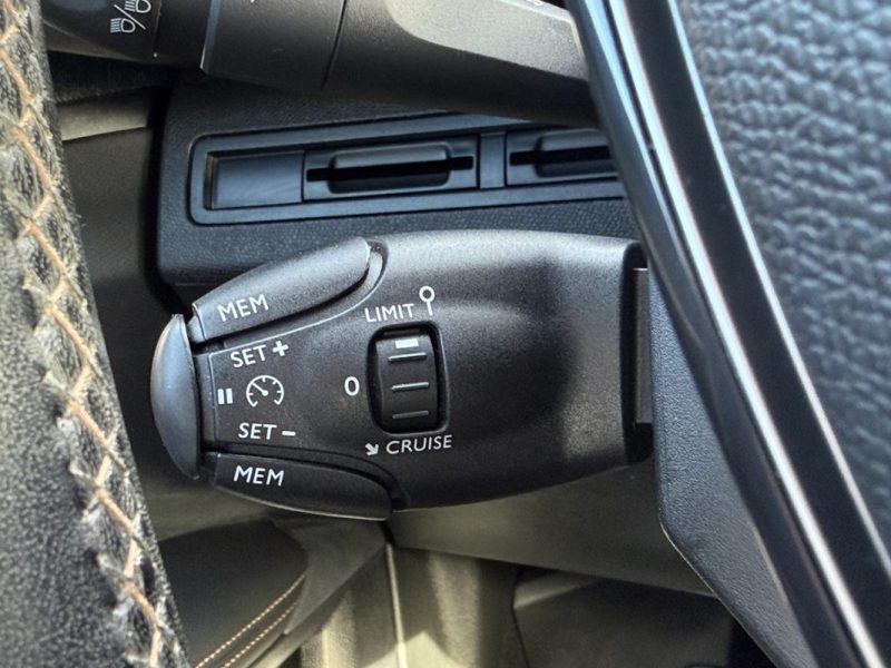 PEUGEOT 3008 1.2 PURETECH 130 GT LINE Apple Carplay / Caméra de recul / Attelage