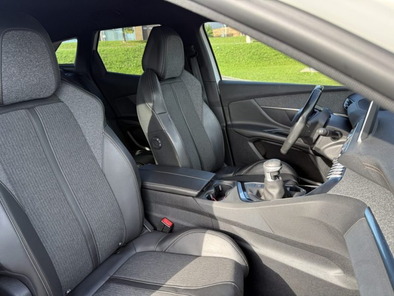 PEUGEOT 3008 1.2 PURETECH 130 GT LINE Apple Carplay / Caméra de recul / Attelage