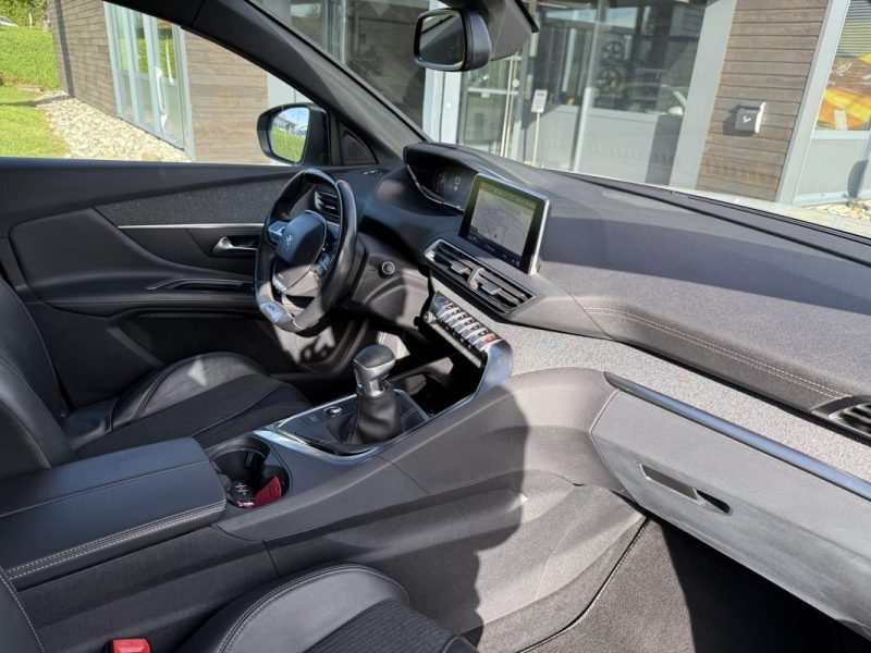 PEUGEOT 3008 1.2 PURETECH 130 GT LINE Apple Carplay / Caméra de recul / Attelage