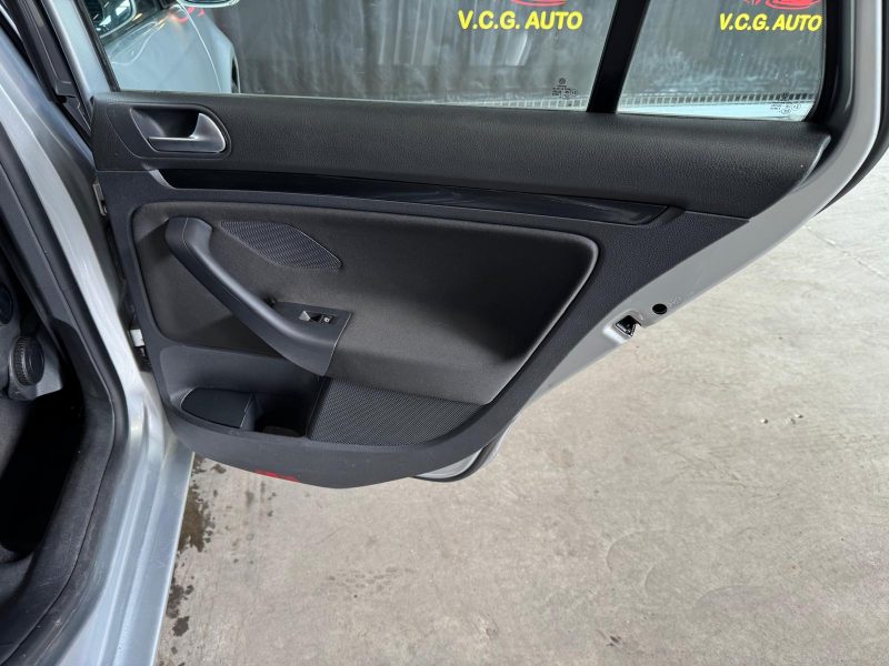 VOLKSWAGEN GOLF SW 1.6 TDi 105 Confortline 