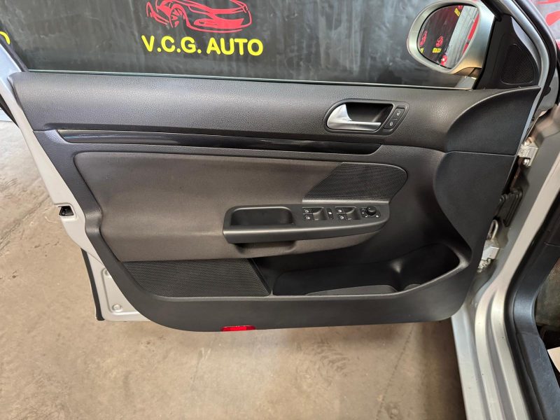 VOLKSWAGEN GOLF SW 1.6 TDi 105 Confortline 