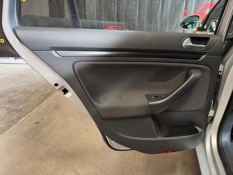 VOLKSWAGEN GOLF SW 1.6 TDi 105 Confortline 