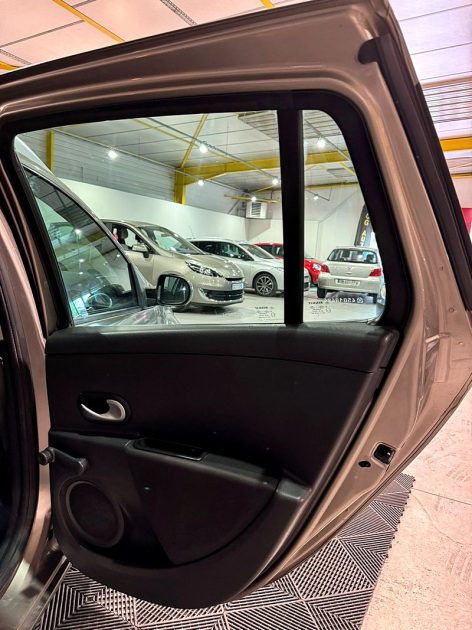 RENAULT CLIO III Grandtour 1.5 dCi 88 Carminat TomTom 