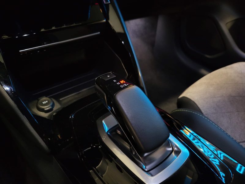 PEUGEOT 208 E-208 GT LINE 136cv / VIRTUAL COCKPIT / CAMERA / CARPLAY / KEYLESS