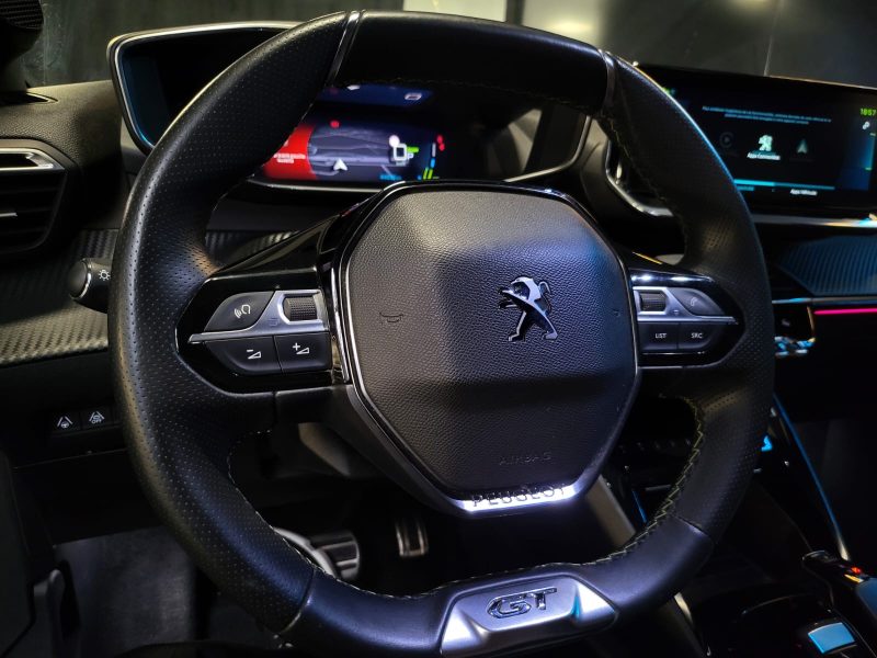 PEUGEOT 208 E-208 GT LINE 136cv / VIRTUAL COCKPIT / CAMERA / CARPLAY / KEYLESS