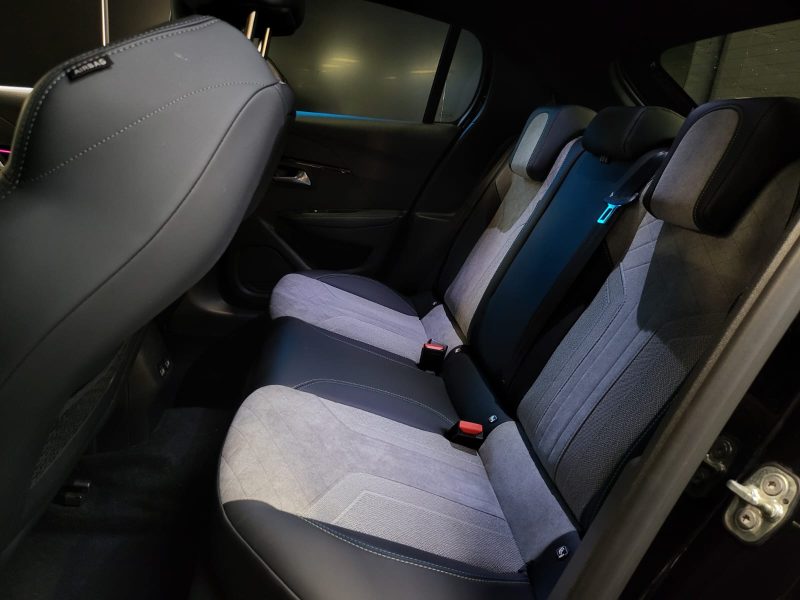 PEUGEOT 208 E-208 GT LINE 136cv / VIRTUAL COCKPIT / CAMERA / CARPLAY / KEYLESS