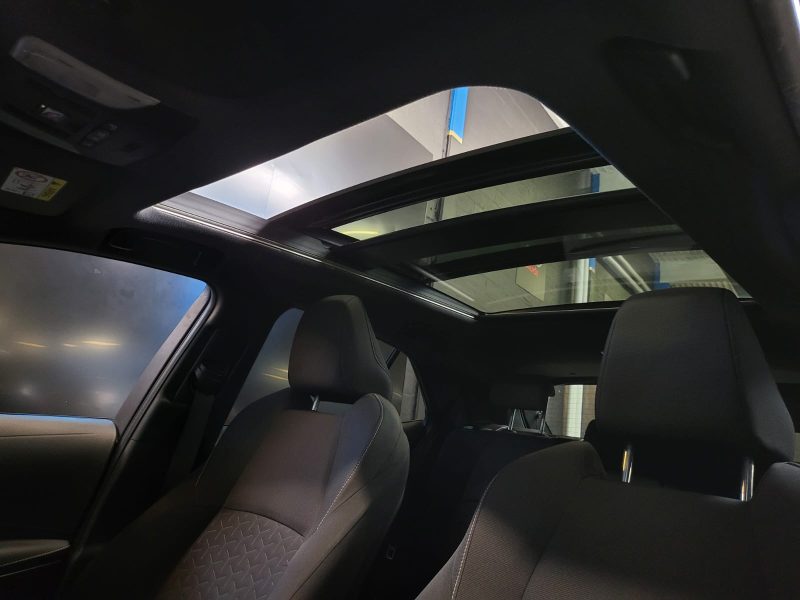 TOYOTA COROLLA 1.8i HYBRID 122CH / TOIT OUVRANT / 1ERE MAIN / SUIVI COMPLET TOYOTA / GARA