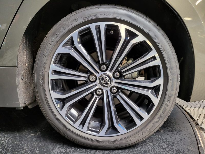 TOYOTA COROLLA 1.8i HYBRID 122CH / TOIT OUVRANT / 1ERE MAIN / SUIVI COMPLET TOYOTA / GARA