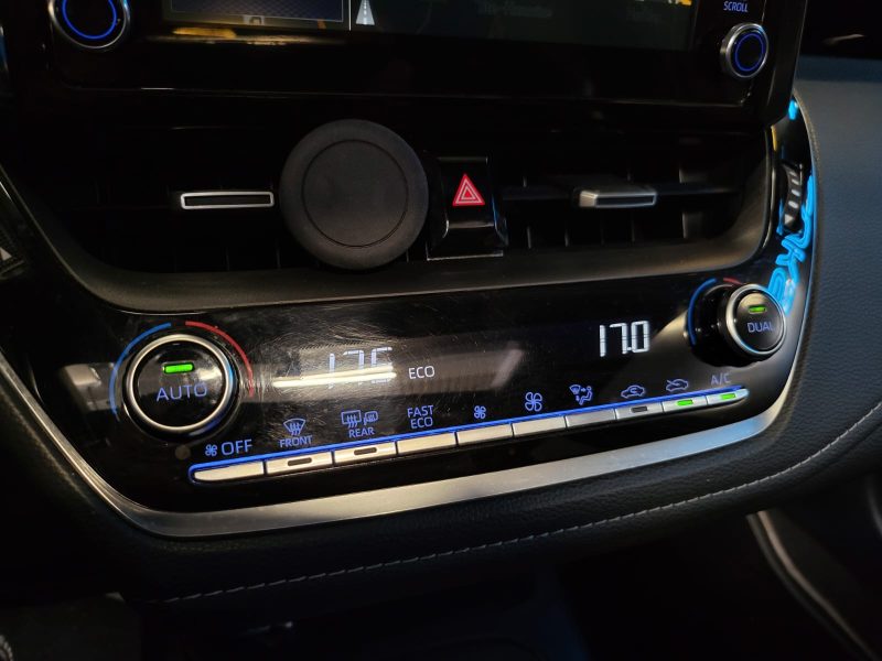 TOYOTA COROLLA 1.8i HYBRID 122CH / TOIT OUVRANT / 1ERE MAIN / SUIVI COMPLET TOYOTA / GARA