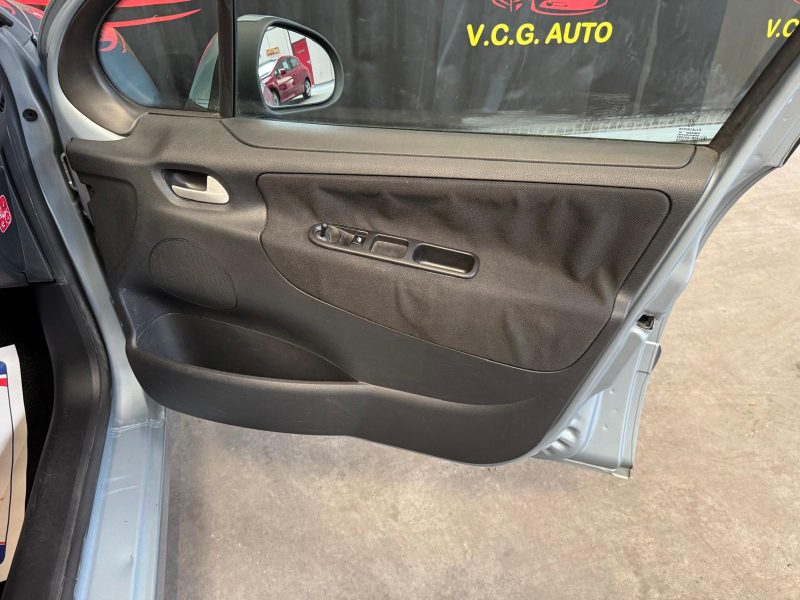 PEUGEOT 207 1.4 HDI 70 Urban 