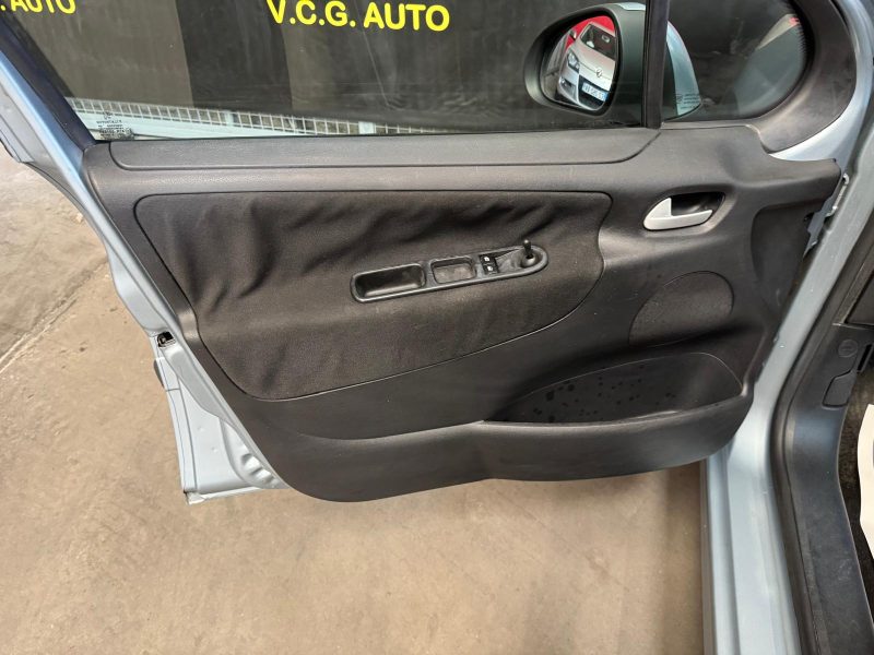 PEUGEOT 207 1.4 HDI 70 Urban 