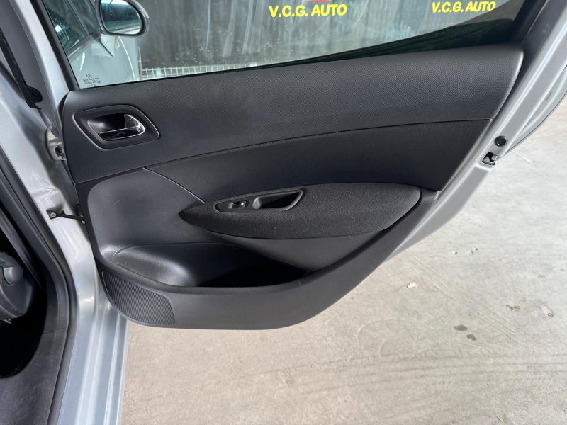 PEUGEOT 308 1.6 HDi 92 Confort 