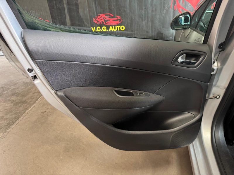 PEUGEOT 308 1.6 HDi 92 Confort 