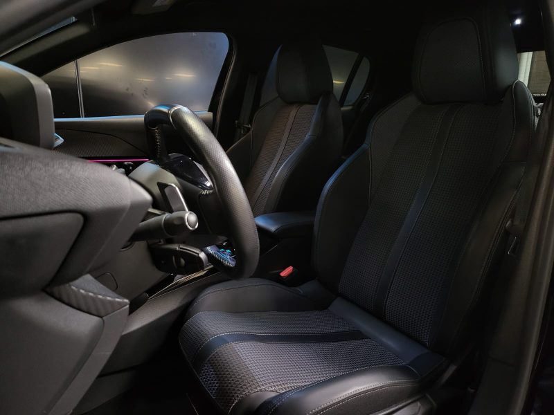 PEUGEOT 208 1.2 100cv GT LINE / SUIVI PEUGEOT / 1ERE MAIN / CARPLAY / CAMERA DE RECUL / VIRTUAL COCK