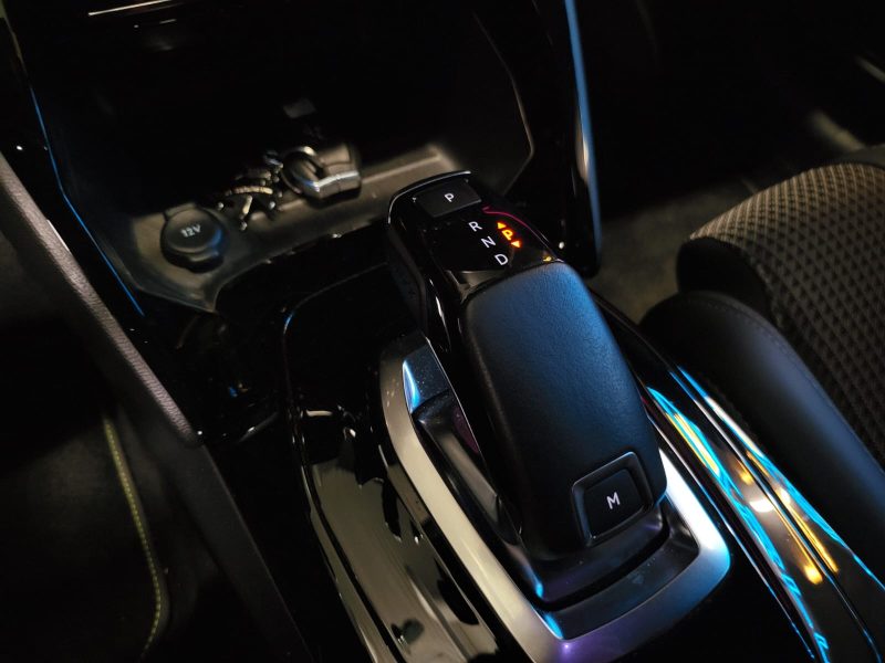 PEUGEOT 208 1.2 100cv GT LINE / SUIVI PEUGEOT / 1ERE MAIN / CARPLAY / CAMERA DE RECUL / VIRTUAL COCK