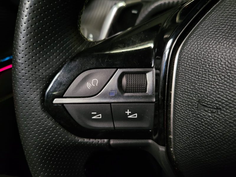 PEUGEOT 208 1.2 100cv GT LINE / SUIVI PEUGEOT / 1ERE MAIN / CARPLAY / CAMERA DE RECUL / VIRTUAL COCK