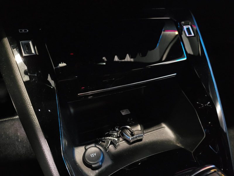 PEUGEOT 208 1.2 100cv GT LINE / SUIVI PEUGEOT / 1ERE MAIN / CARPLAY / CAMERA DE RECUL / VIRTUAL COCK
