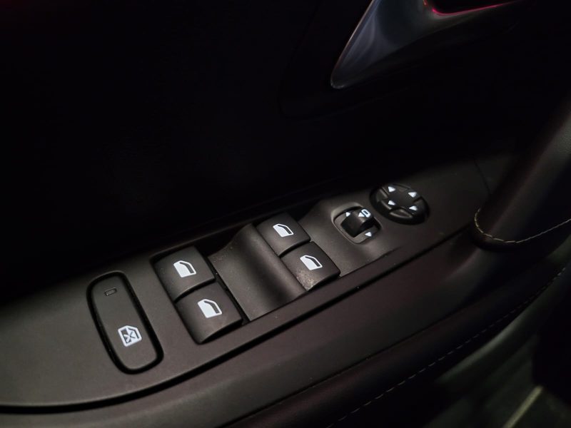 PEUGEOT 208 1.2 100cv GT LINE / SUIVI PEUGEOT / 1ERE MAIN / CARPLAY / CAMERA DE RECUL / VIRTUAL COCK