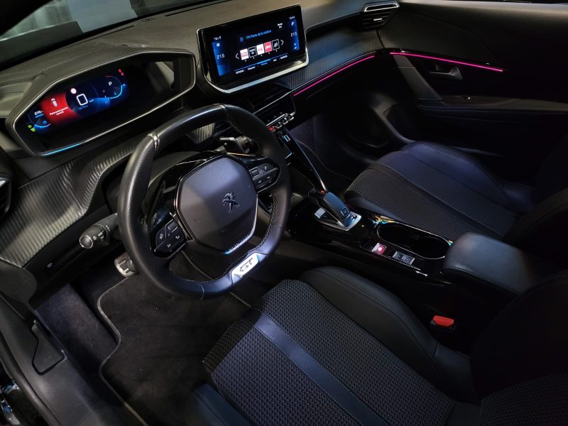 PEUGEOT 208 1.2 100cv GT LINE / SUIVI PEUGEOT / 1ERE MAIN / CARPLAY / CAMERA DE RECUL / VIRTUAL COCK