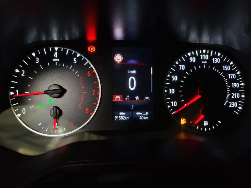 RENAULT CLIO V 1.0 TCe 100cv ZEN / 2EME MAIN / CARPLAY / ENTRETIEN COMPLET / AVERTISSEUR DE LIGNE BL