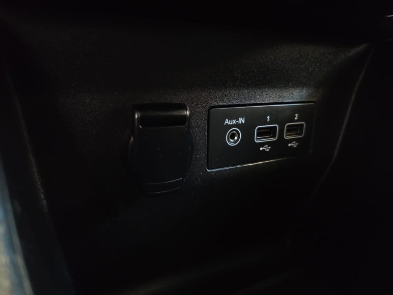 RENAULT CLIO V 1.0 TCe 100cv ZEN / 2EME MAIN / CARPLAY / ENTRETIEN COMPLET / AVERTISSEUR DE LIGNE BL