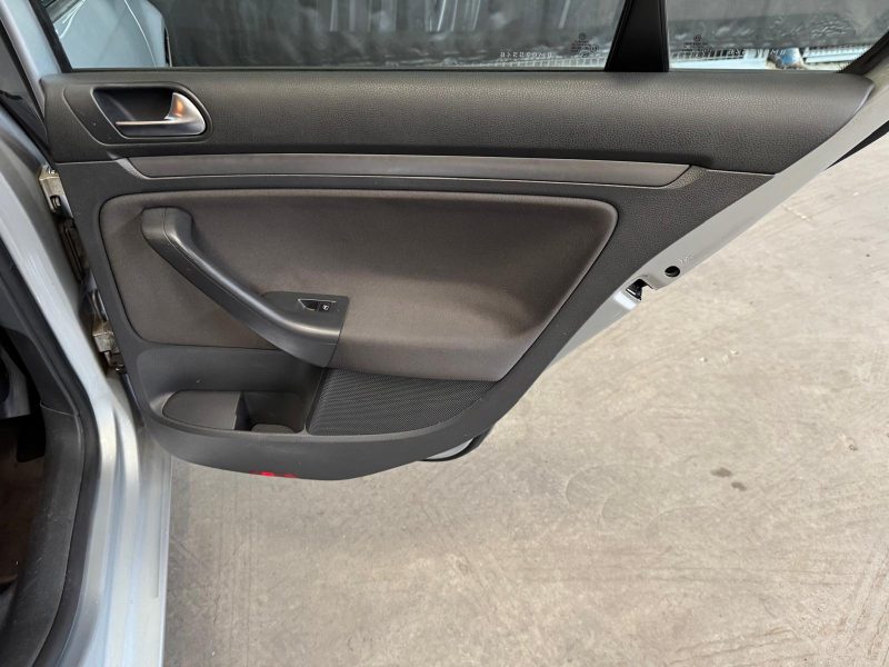 VOLKSWAGEN JETTA 1.9 TDI 105 Trendline 