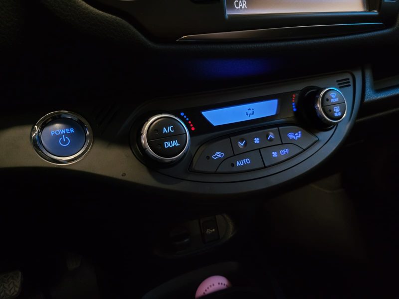 TOYOTA YARIS 1.5i - 16V HYBRID DYNAMIC / CAMERA DE RECUL / RADAR ARRIERES