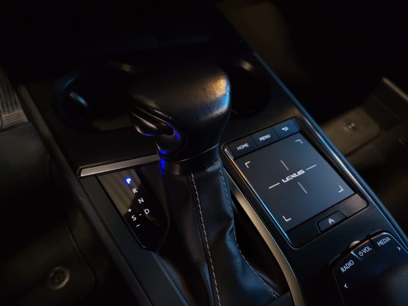 LEXUS UX 250H 184cv PREMIUM EDITION / SUIVI LEXUS / CARPLAY / CAMERA DE RECUL / HORLOGE ANALOGIQUE /