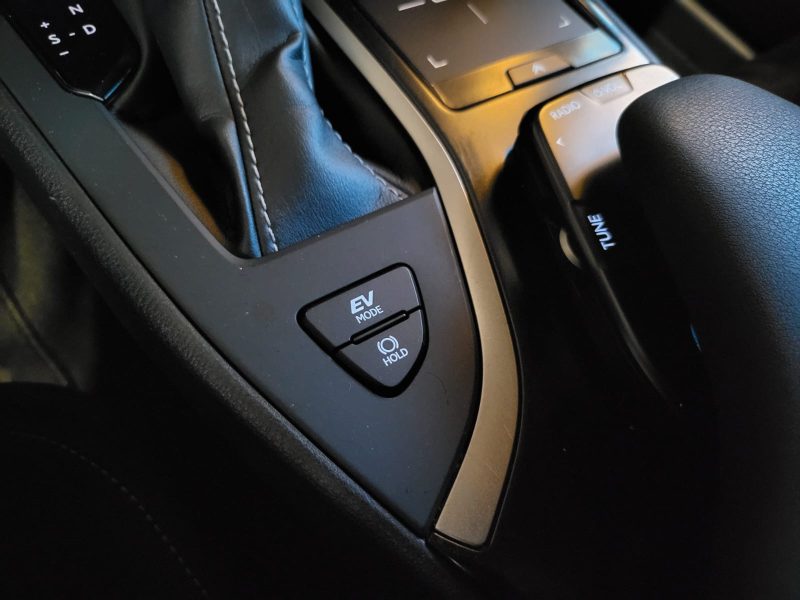 LEXUS UX 250H 184cv PREMIUM EDITION / SUIVI LEXUS / CARPLAY / CAMERA DE RECUL / HORLOGE ANALOGIQUE /