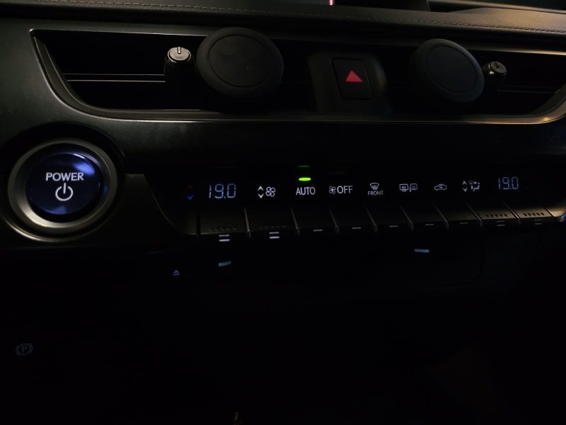 LEXUS UX 250H 184cv PREMIUM EDITION / SUIVI LEXUS / CARPLAY / CAMERA DE RECUL / HORLOGE ANALOGIQUE /