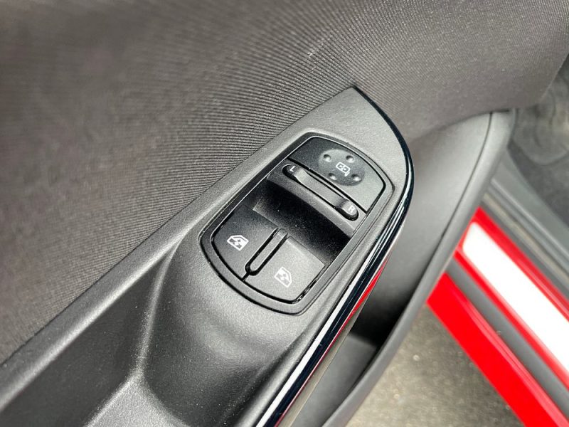 OPEL CORSA - V 1.4 TURBO 100 S/S COLOR EDITION 3P - TOIT OUVRANT - GARANTIE