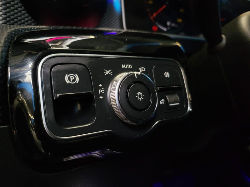 MERCEDES CLASSE A 180d 1.5 CDI / PROGRESSIVE LINE 7G-DCT / CIEL ETOILE + JANTES AMG LINE + CARPLAY /