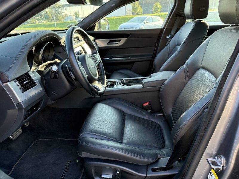 JAGUAR XF 2.0D E-PERFORMANCE 163 CUIR / TOIT OUVRANT / SIEGES CHAUFFANTS