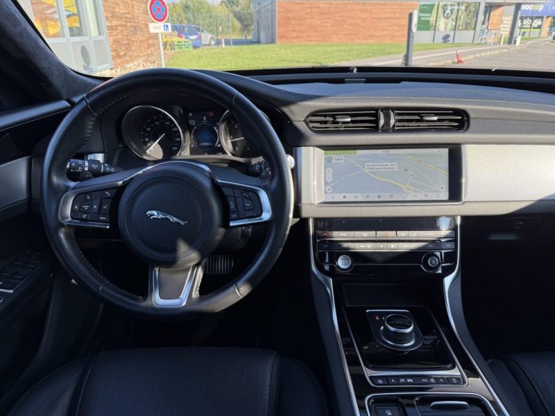 JAGUAR XF 2.0D E-PERFORMANCE 163 CUIR / TOIT OUVRANT / SIEGES CHAUFFANTS