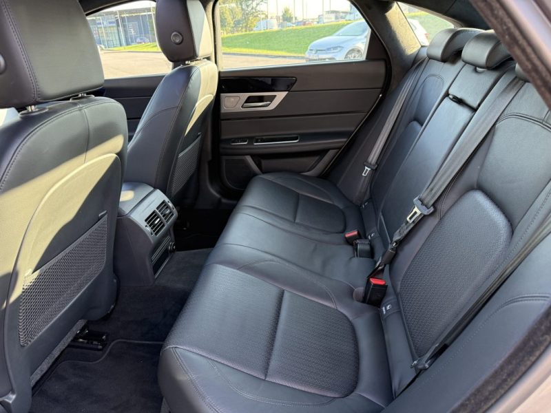 JAGUAR XF 2.0D E-PERFORMANCE 163 CUIR / TOIT OUVRANT / SIEGES CHAUFFANTS