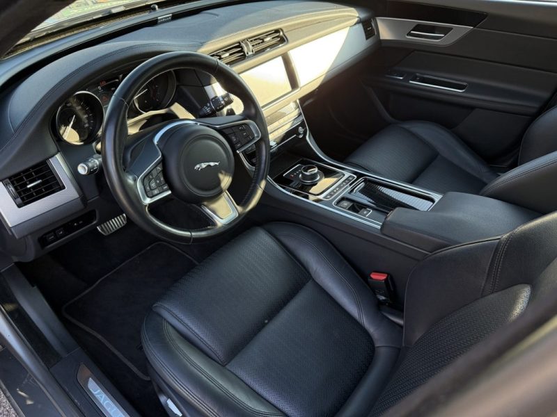 JAGUAR XF 2.0D E-PERFORMANCE 163 CUIR / TOIT OUVRANT / SIEGES CHAUFFANTS