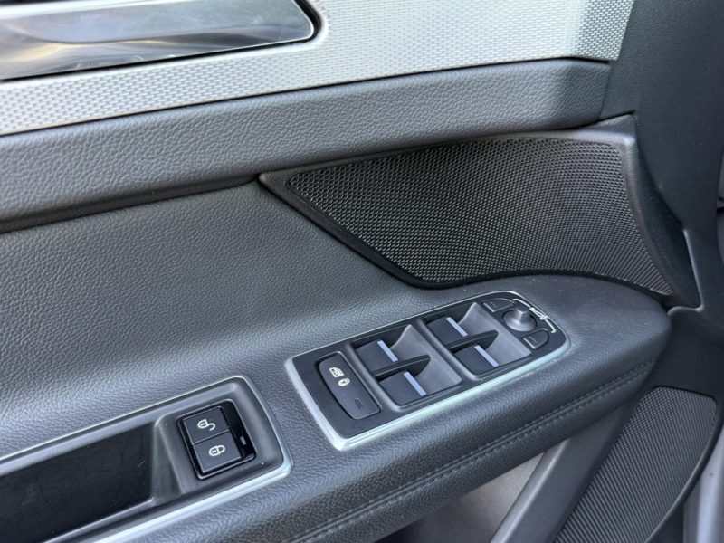 JAGUAR XF 2.0D E-PERFORMANCE 163 CUIR / TOIT OUVRANT / SIEGES CHAUFFANTS