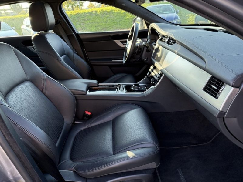 JAGUAR XF 2.0D E-PERFORMANCE 163 CUIR / TOIT OUVRANT / SIEGES CHAUFFANTS