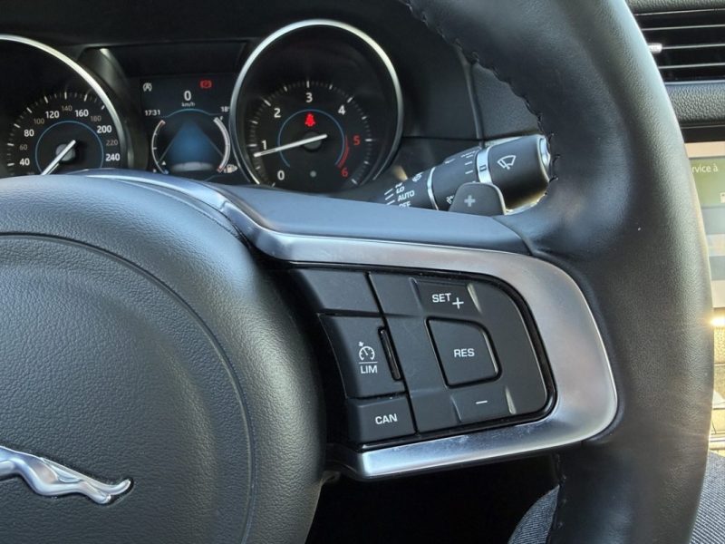 JAGUAR XF 2.0D E-PERFORMANCE 163 CUIR / TOIT OUVRANT / SIEGES CHAUFFANTS