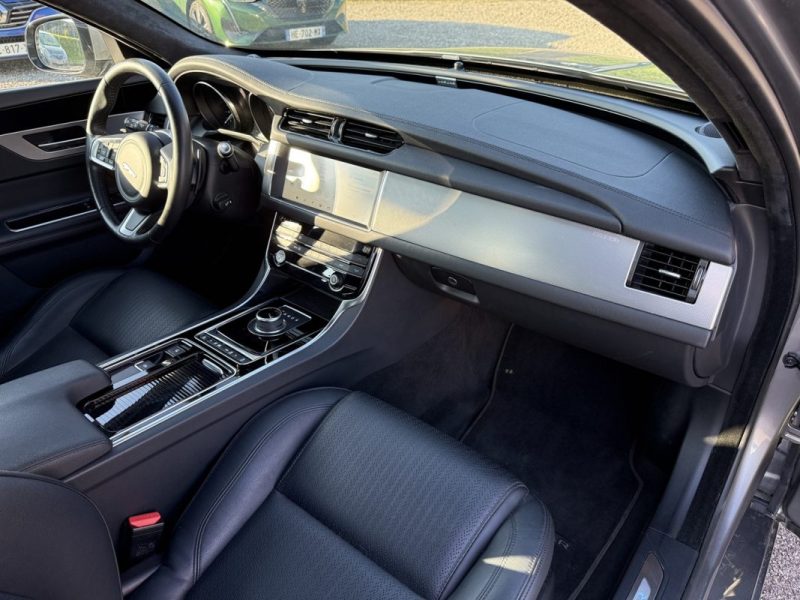 JAGUAR XF 2.0D E-PERFORMANCE 163 CUIR / TOIT OUVRANT / SIEGES CHAUFFANTS