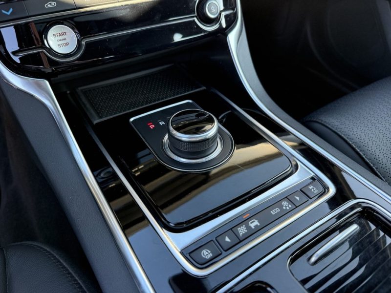 JAGUAR XF 2.0D E-PERFORMANCE 163 CUIR / TOIT OUVRANT / SIEGES CHAUFFANTS