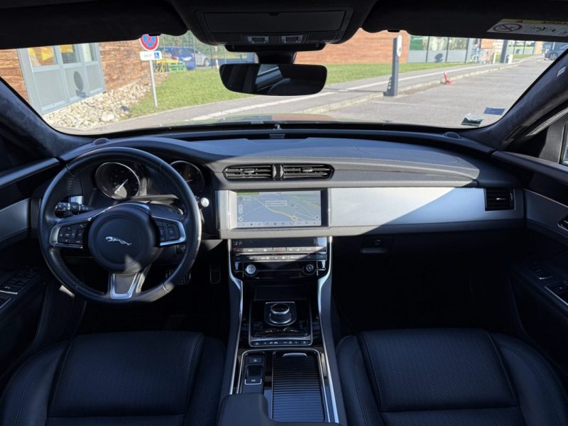 JAGUAR XF 2.0D E-PERFORMANCE 163 CUIR / TOIT OUVRANT / SIEGES CHAUFFANTS