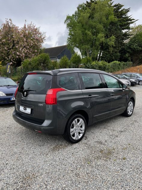 PEUGEOT 5008 2013