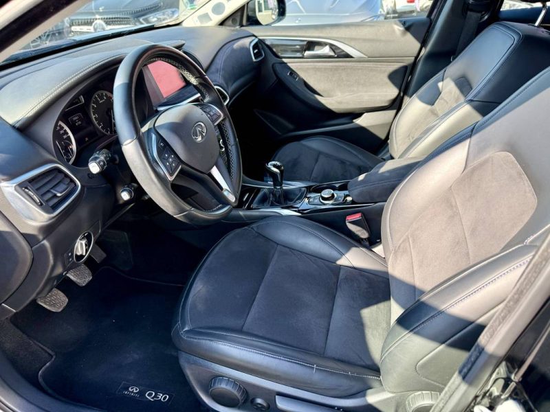 INFINITI Q30 1.6T 122 PREMIUM TECH