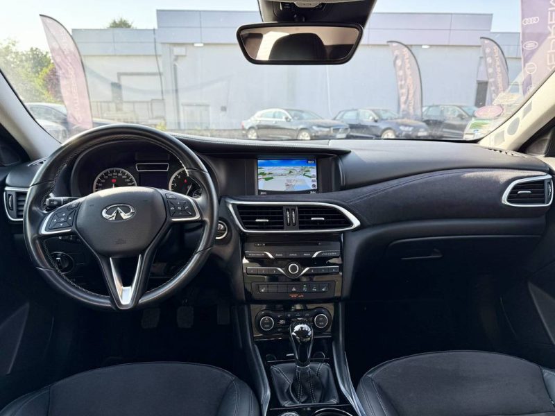 INFINITI Q30 1.6T 122 PREMIUM TECH