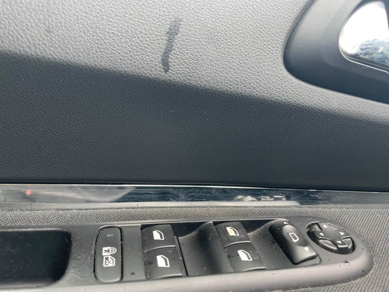 PEUGEOT 5008 2014 1.6 HDi BMP6 115 cv Boîte auto