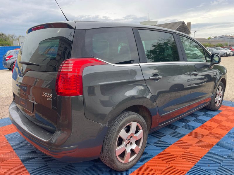 PEUGEOT 5008 2014 1.6 HDi BMP6 115 cv Boîte auto