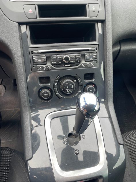 PEUGEOT 5008 2014 1.6 HDi BMP6 115 cv Boîte auto